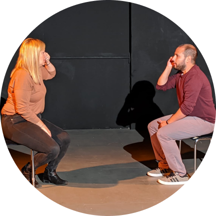 Paula y Ale al teléfono en una escena